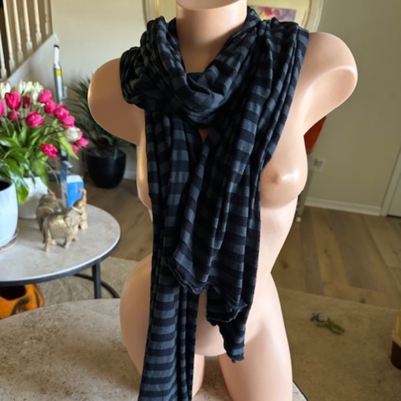 Scarf gray and black striped NWOT - Picture 5 of 6
